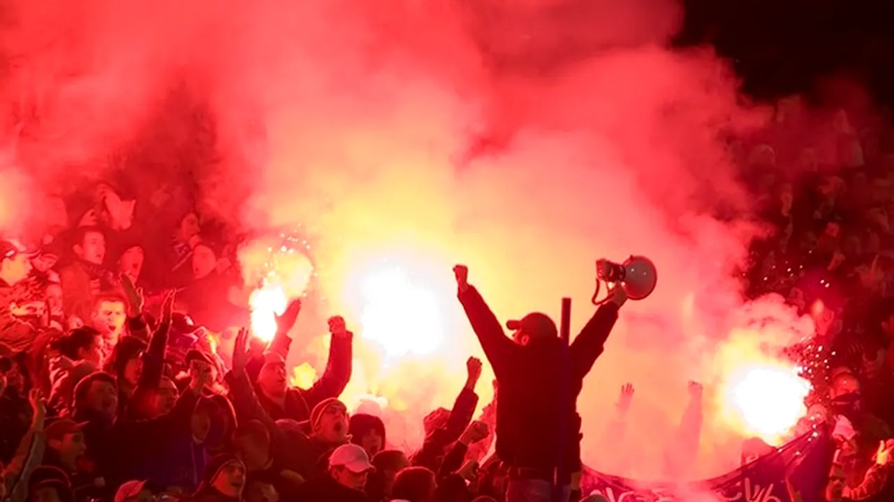 VIDEO | Pentru ultrașii algerieni, stadionul e prea mic! La ultimul meci au aprins torțele dintr-un bloc