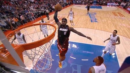 Dunk, dunk, dunk. James l-a bătut pe Griffin în cel mai spectaculos meci al sezonului
