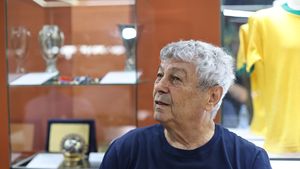 Ce cadouri i-au făcut Andrei Nicolescu şi Dan Şucu lui Mircea Lucescu. Antrenorul le-a primit la Muzeul Fotbalului