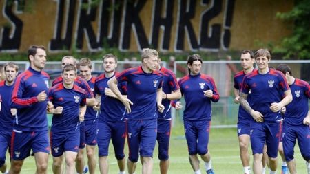 Egalul îi duce în sferturi!** Advocaat dezvăluie atuul care poate îngropa campioana din 2004! Vezi echipele probabile de la Grecia - Rusia