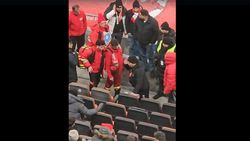 VIDEO Momente de panică înainte de Dinamo – U Cluj! Un cunoscut suporter al „câinilor” a alunecat pe gheață și s-a lovit la cap