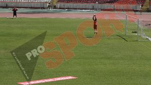 FOTO EXCLUSIV** Gest EMOȚIONANT al jucătorilor lui Dinamo de ziua lui Cornel Dinu! Ce cadou a primit MISTER