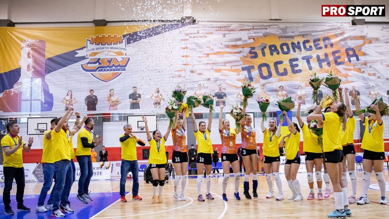 Sărbătoare lângă Turnul Chindiei: CSM Târgoviște a primit trofeul și medaliile pentru titlul național la volei feminin