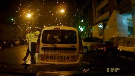 VIDEO INCREDIBIL! Se întâmplă în România! Ce a pățit un șofer care a depășit o mașină  staționată: "Poți să faci contestație!"