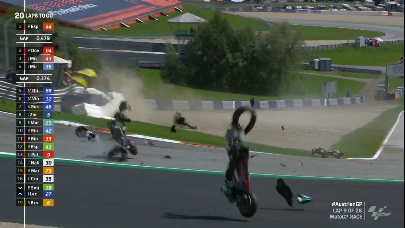 Valentino Rossi, la un pas de o tragedie! Două motociclete s-au făcut praf chiar în momentul în care veteranul curselor de MOTO GP a trecut pe lângă ele | VIDEO
