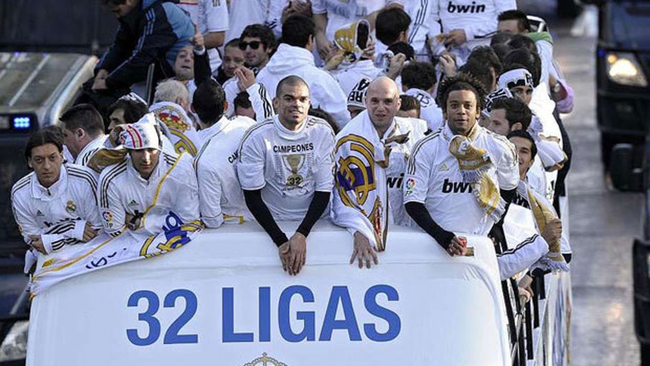 "Fără campionat, fără Ligă, Pep a rămas Mout!"** FOTO Banner de senzație la petrecerea NEBUNĂ‚ din Madrid!