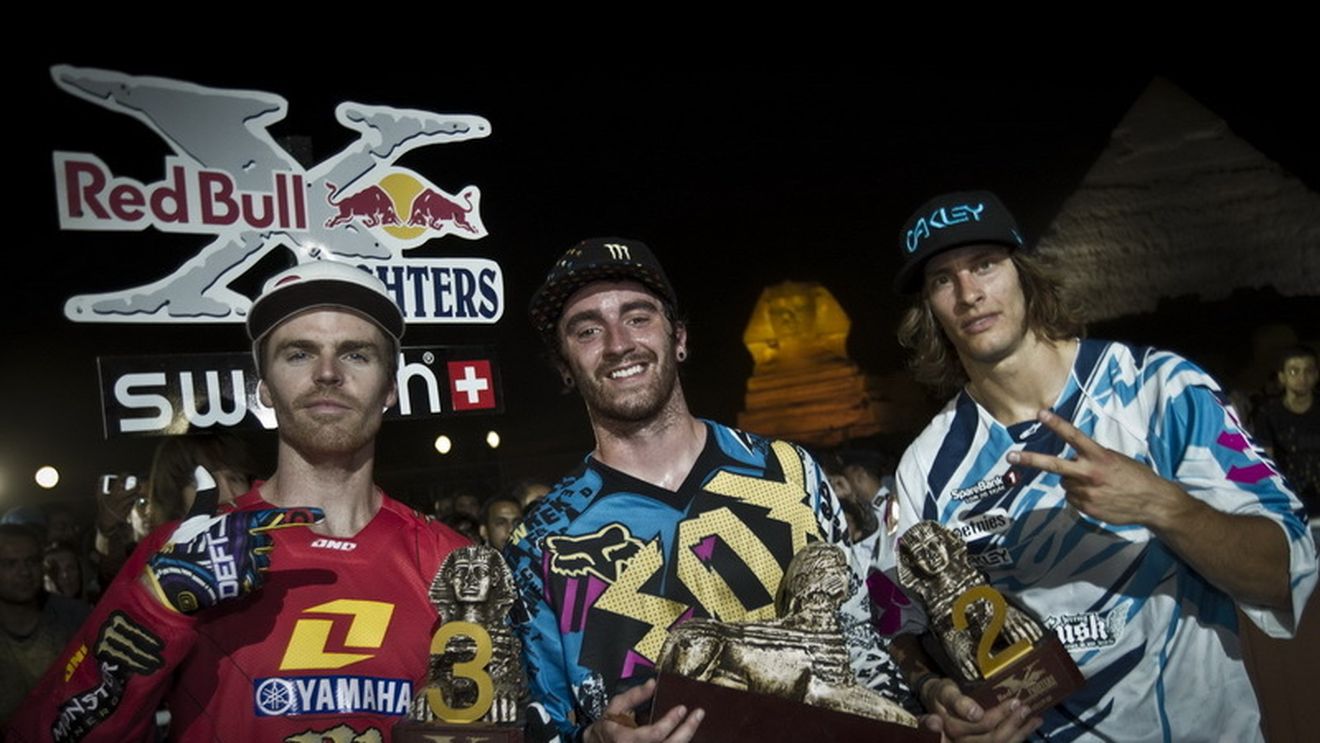 SUPER FOTO Adam Jones a prins aripi la Red Bull X-Fighters