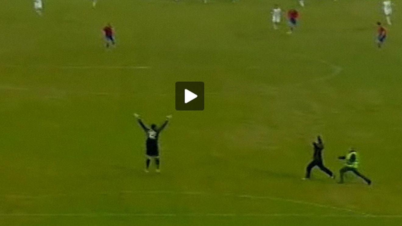 Moment de panică în "U" - Steaua!** Un fan a intrat pe gazon și s-a dus "GLONȚ" spre Tătărușanu. VIDEO - Cum s-a terminat faza