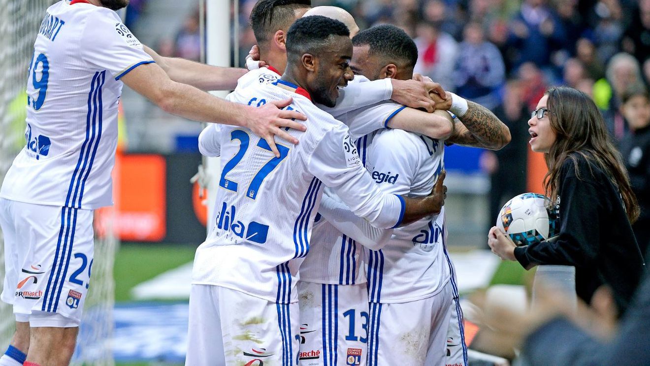 Fanul lui Lyon și selfie-ul buclucaș. Ce a pățit suporterul de 15 ani care a intrat pe teren pentru a-și face o poză cu jucătorii