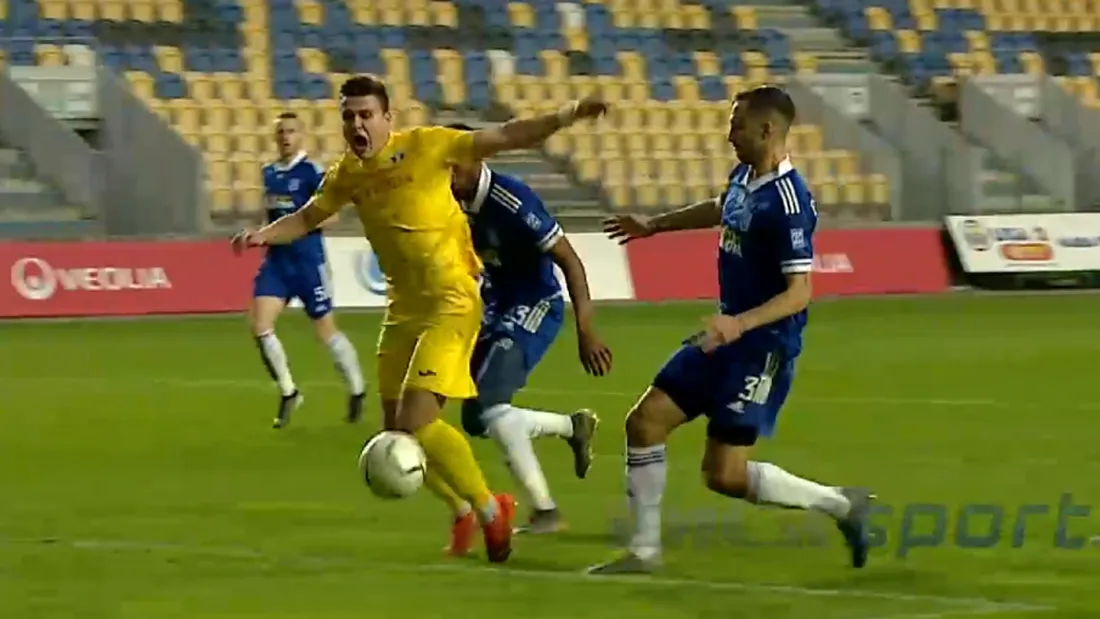 FOTO |  Simulare cum rar se vede în fotbal, în Petrolul – ”FC U” Craiova. Balint a căzut din picioare, iar arbitrul a dat penalty. Debutantul Beleck n-a profitat de cadou