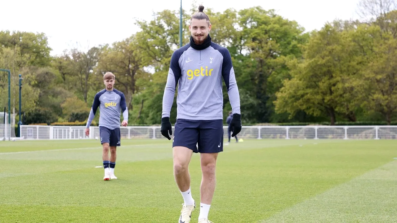 Radu Drăgușin nu s-a mai putut stăpâni pe banca de rezerve și camerele TV l-au surprins, în Liverpool - Tottenham 4-2, când nu se aștepta să fie filmat! Românul deja nu se mai ascunde