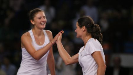 România s-a calificat în semifinalele Fed Cup! Victorie uriașă în fața deținătoarei trofeului: Begu și Niculescu au luptat, au câștigat și au declanșat hora bucuriei. Cehia - România 2-3, la Ostrava | VIDEO