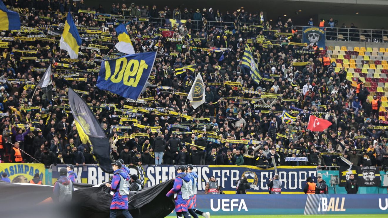 Ce n-ai văzut la TV în FCSB - Fenerbahce 1-1. Ca la Istanbul! Ce au făcut turcii pe Arena Națională în absența Peluzei Nord