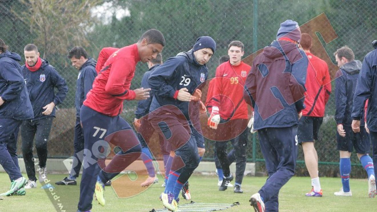 Steliștii se antrenează pe ploaie!** Florin Costea și Tatu trag din greu ca să-l impresioneze pe Ilie Stan FOTO