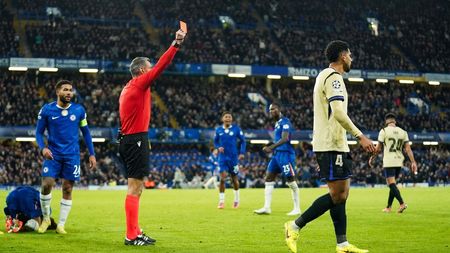 Catalanii l-au călcat în picioare pe Araujo după ce a luat roșu în Chelsea – Barcelona: „Lamentabil! Stupid!”