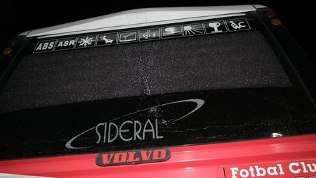 REMEMBER / Fanii steliștii au spart gemurile autocarului "câinilor"