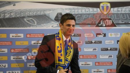 FOTO - Răzvan Lucescu, prezentat la Petrolul: "Am ales să vin și datorită lui Mutu. De titlu să îi întrebați pe cei de la Steaua, nu pe noi"