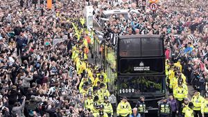 Aşa arată bucuria fotbalului. Imagini fabuloase cu sute de mii de oameni, ieşiți în stradă pentru a sărbători primul trofeu câştigat de Newcastle după 70 de ani