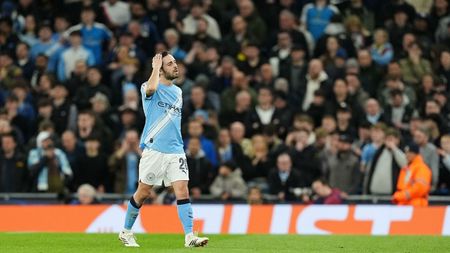 Șoc în Manchester City - Real Madrid! Bernardo Silva, ELIMINAT în minutul 21 pentru henț: Vinicius a marcat din penalty!