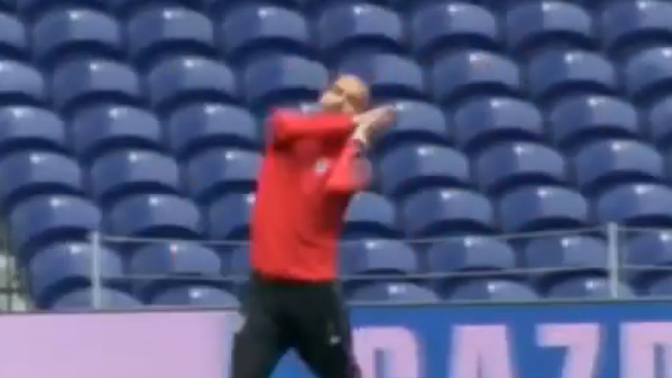 
"Doarme, bă!" Guardiola, de nerecunoscut: e un pachet de nervi! VIDEO INCREDIBIL - Cui i-a făcut acest gest tehnicianul