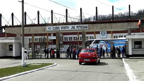 Reînființarea Jiului, doar o amăgire a suporterilor!** Petroșaniul e pe cale să rămână încă o dată fără fotbal la nivel național. Disputa dintre Sarcină și primărie