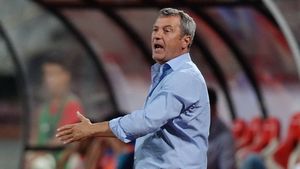 L-au lăsat nervii. Mircea Rednic s-a certat cu arbitrii și a fost trimis în tribune