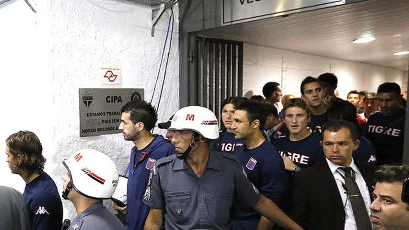 Bătuți de polițiști la pauză, în vestiar!** Sao Paulo a câștigat Copa Sudamericana cu scandal: jucătorii lui Tigre reclamă că au fost amenințați cu pistolul