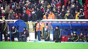 Și ei vorbesc la telefon în timpul meciului! **Sammy Lee a ținut legătura cu un oficial de la tribuna 0