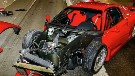 Angajatul a luat un Ferrari de 3,2 milioane de dolari din reprezentanță și l-a făcut praf în împrejurări misterioase! Polițiștilor și șefilor săi nu le-a venit să creadă când au văzut ce a mai rămas din „bijuteria” pe patru roți