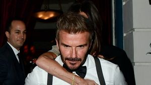 Dezmăț total la petrecerea de ziua ei: Victoria Beckham, fotografiată în timp ce e cărată de David Beckham până la maşină, la 2:30 dimineața!