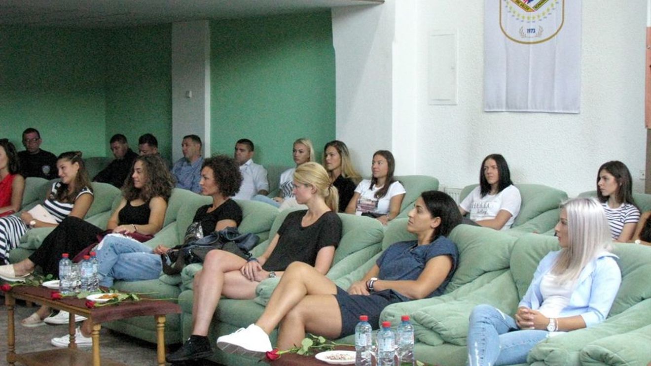 HCM Rm. Vâlcea și-a anunțat obiectivul pentru sezonul următor, având la dispoziție cel puțin 12 jucătoare de echipe naționale și buget între primele trei formații din țară. Mircia Gutău: "Aștept să respectați tradiția Oltchimului"