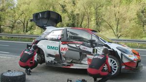 Ce a pățit campionul mondial la raliuri în plină stradă. A fugit de la locul accidentului și a trecut pe roșu, primind o amendă-record | VIDEO