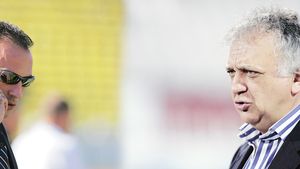 E oficial!** Vine alt lot!