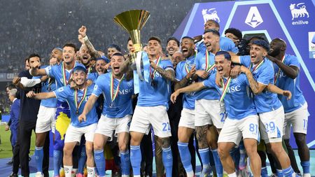 Bornele fantastice atinse de Napoli cu mijlocașul golgheter și antrenorul „acontat” în Maldive: „Este un fenomen!”. Cifrele unei reveniri istorice în Serie A: „Doar el ne putea duce iar în vârf”. SPECIAL