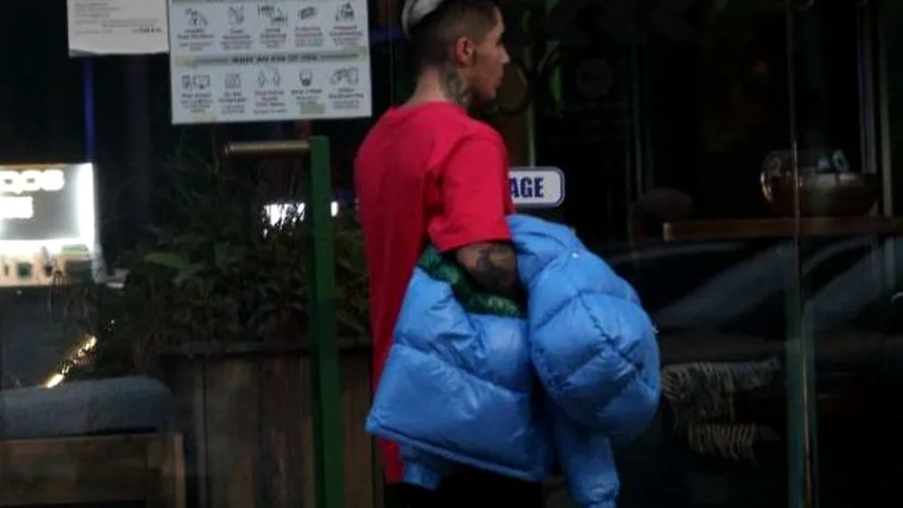 FOTO EXCLUSIV / Lino Golden a ignorat orice regulă de protecție. S-a plimbat nepăsător pe stradă, fără mască