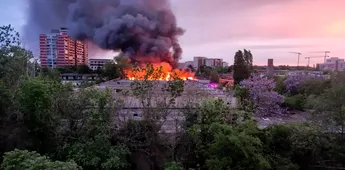 Panică în apropierea stadionului Giuleşti, în timpul meciului Rapid – Universitatea Craiova, după ce o clădire dezafectată a luat foc! Imagini incredibile cu incendiul care a provocat un fum uriaş