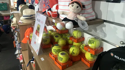 Ce înseamnă marketing la Roland Garros 2019. 10 cifre interesante despre mașinăria de făcut bani a Openului Francez: 1 articol la fiecare 2 secunde se vinde, în medie, în complexul de la Roland Garros