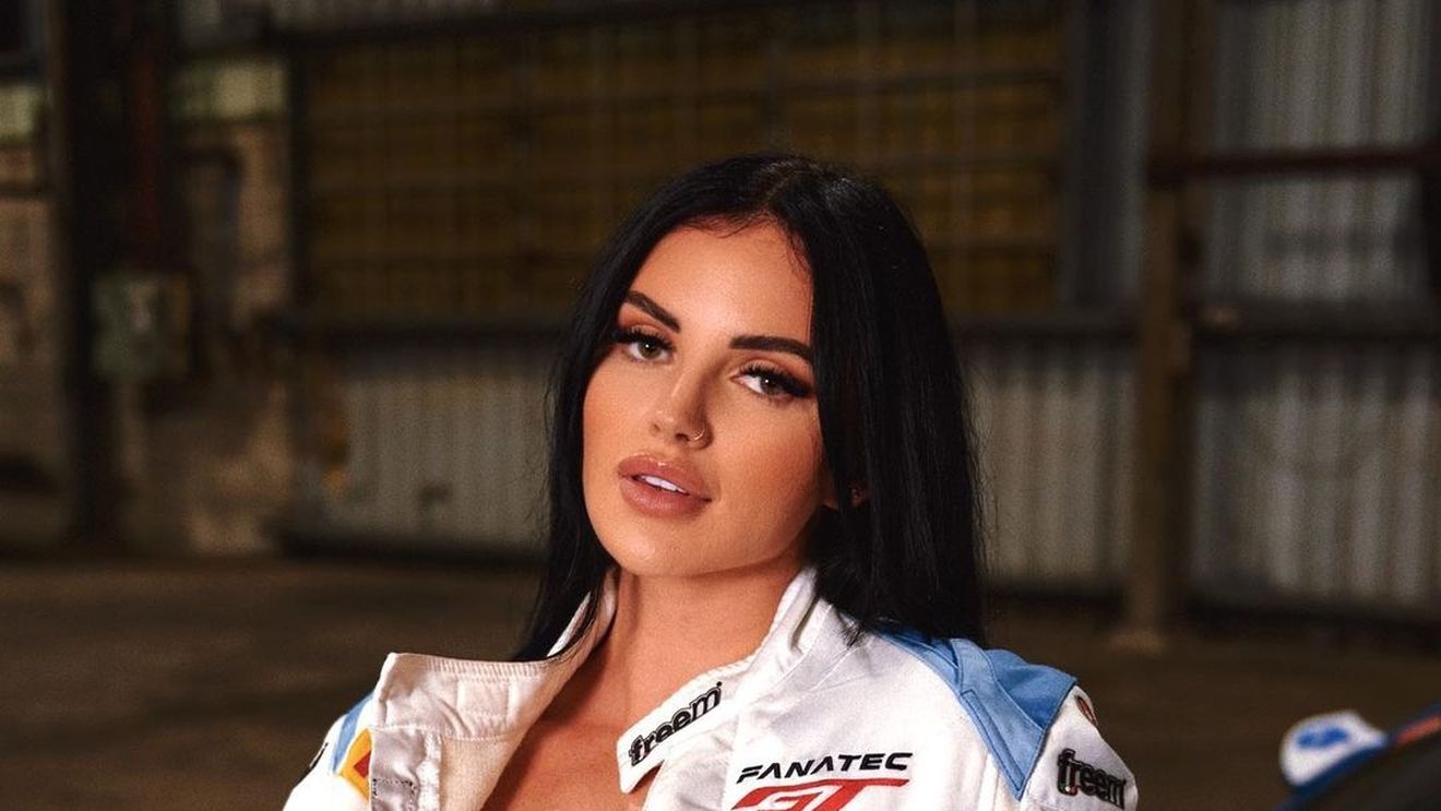 A postat imagini cu ea în lenjerie și ar putea fi interzisă pe Instagram! Tânăra care e pilot de curse riscă totul pentru a face avere | GALERIE FOTO