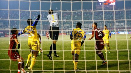 Portarul Petrolului, acuzat că e implicat în MAFIA pariurilor!** Un fost coleg dă cărțile pe față: "Mi-a zis că banii urmau să le fie dați jucătorilor înainte de meci"