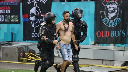 Scandal de proporții înainte de Dinamo - CSA Steaua! Suporterii oaspeților au fost luați pe sus de jandarmi | VIDEO & FOTO EXCLUSIV