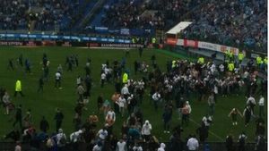 FOTO + VIDEO Fanii lui Zenit au intrat pe teren în meciul cu Dinamo și au încercat să-i dezbrace pe jucători