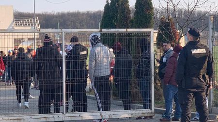 Fanii giuleșteni au luat cu asalt antrenamentul lui Adrian Mutu pentru că nu îl vor pe Eduard Stăncioiu, pe care îl consideră stelist! Fostul portar ar fi părăsit urgent zona! „A făcut o alegere înțeleaptă”. Au fost chemate Jandarmeria și Poliția Locală | VIDEO PROSPORT