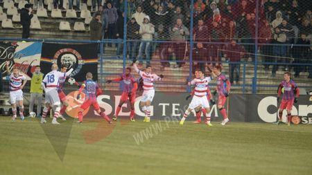 FOTO: Cea mai controversată fază a meciului. Henț în careul Stelei, arbitrul n-a fluierat nimic
