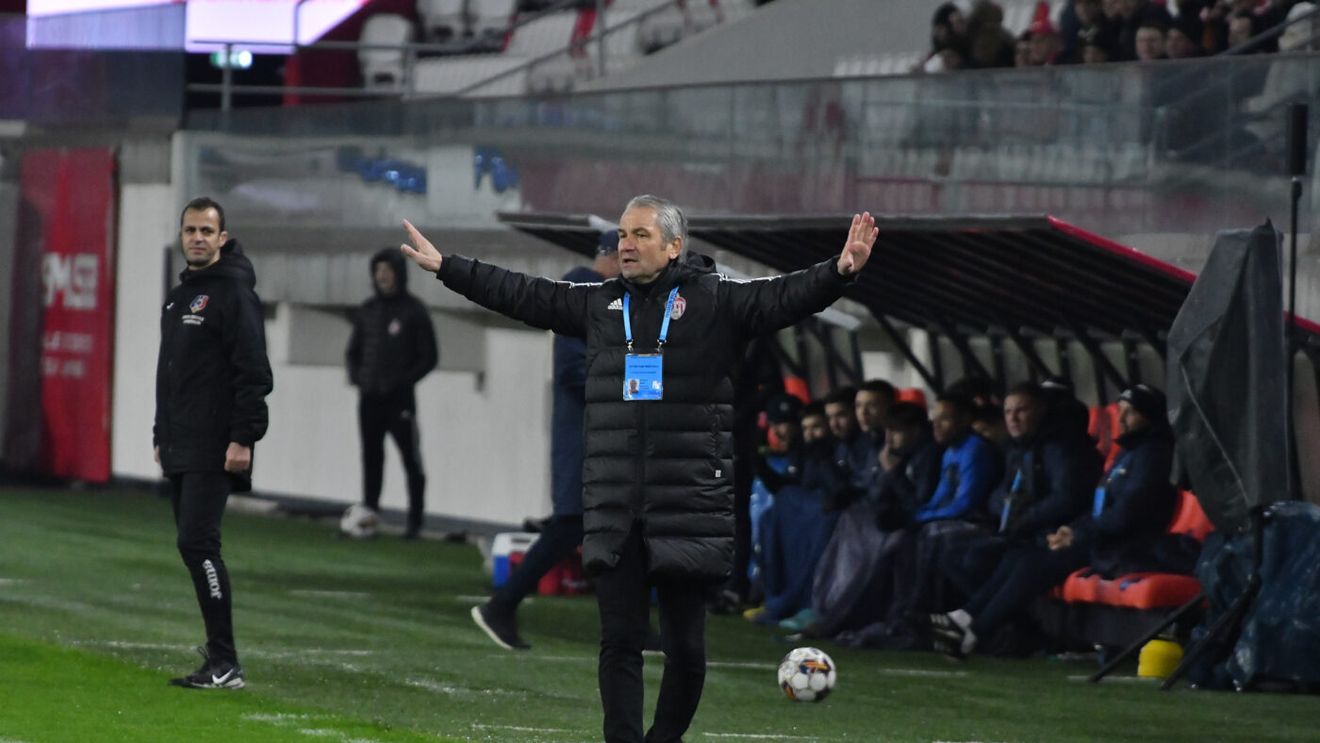 Clubul din Superliga taie în carne vie! Fotbalistul a fost cedat după ce s-a certat cu antrenorul, direct pe teren