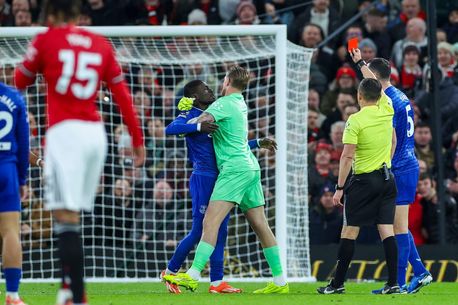 A&#537;a ceva nu s-a mai v&#259;zut de mult&#259; vreme &icirc;n Europa: cartona&#537; ro&#537;u &icirc;n Premier League pentru c&#259; &#537;i-a p&#259;lmuit coechipierul!