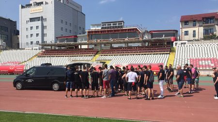 "Ești câine până la moarte!". Suporterul decedat miercuri după ce a sărit în Dâmbovița pentru a-și salva un prieten a fost adus pentru un ultimul tur pe stadionul unde și-a cântat iubirea față de Dinamo