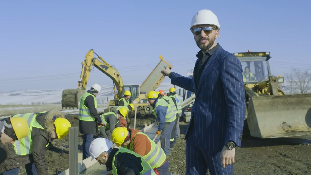 Flavius Stoican își scoate elevii la văruit. "Dacă Mandachi a făcut un metru de autostradă, eu și jucătorii mei vom vărui câte un metru de stadion și vom lucra un metru de gazon"