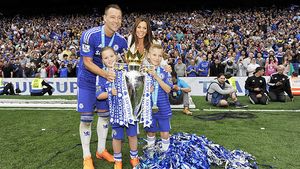 IMAGINEA ZILEI | John Terry a scos din lada cu comori o fotografie de mii de like-uri: "Aveam doar 14 ani. M-a făcut să mă simt cu adevărat special. Tata ținea cu United"