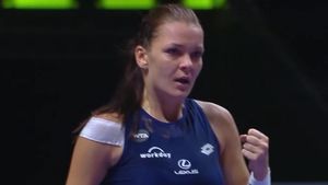 VIDEO | Încă o victorie pentru Radwanska! Rezultatele votului pentru "lovitura anului": poloneza câștigă și când dă cu dreapta. Locul ocupat de Simona Halep