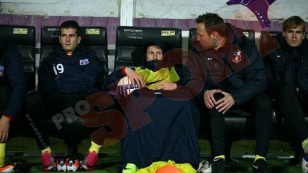 SCENE de cascadorii râsului pe banca Stelei: **"Cheamă-l pe Novak de la încălzire!" Unde se afla, de fapt, Martinovic și de ce e pe LISTA NEAGRĂ‚